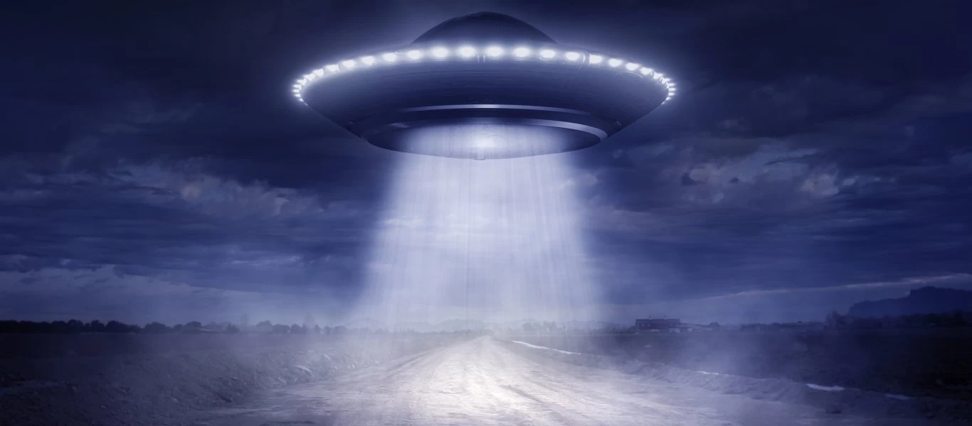 Βρετανία: Οικογένεια καταγράφει μυστηριώδες αστραφτερό αντικείμενο στον ουρανό